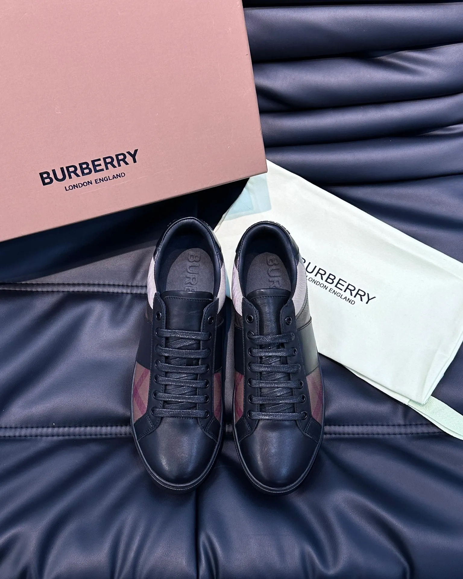 Men's Shoes 💰380 B's men's classic low-top sneakers are reinterpreted in Vintage checkered cotton material and decorated with a new brand logo. First-layer cowhide lining, embossed Burberry logo on the heel, and original TPU outsole! Size: 38-44 (45 46 customized)